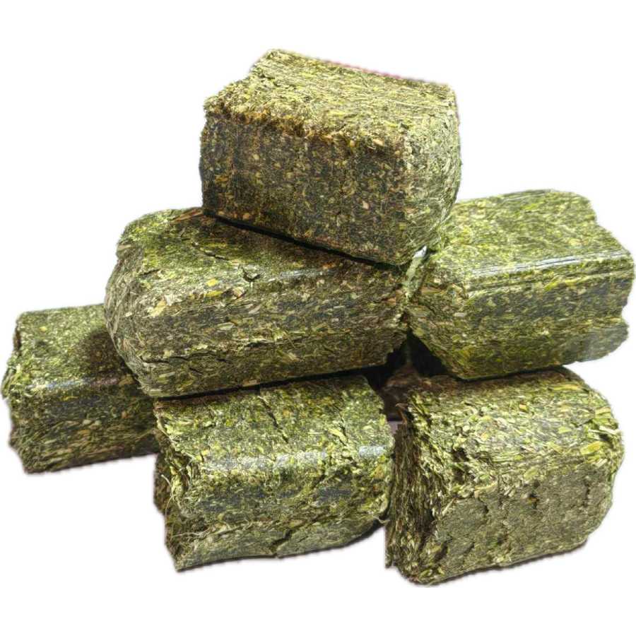 Heno de alfalfa natural en cubos por costal
