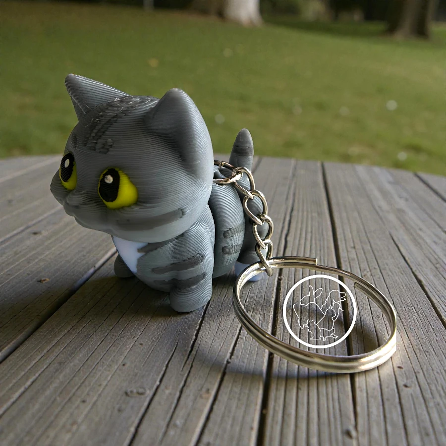 Llavero 3D de gato articulado gris con rayas