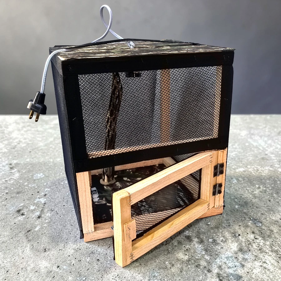 Imagen de terrario de madera de 30 x 30 x 30 cm puerta delantera inferior con socket para foco de calor y tronco interior incluido