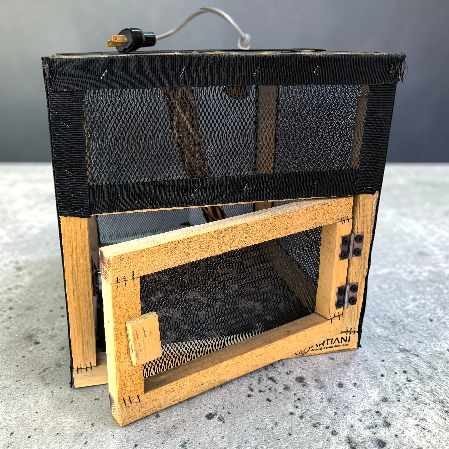 Imagen de terrario de madera con malla metalica de 30 x 30 x 30 cm puerta delantera inferior con socket para foco de calor y tronco interior incluido